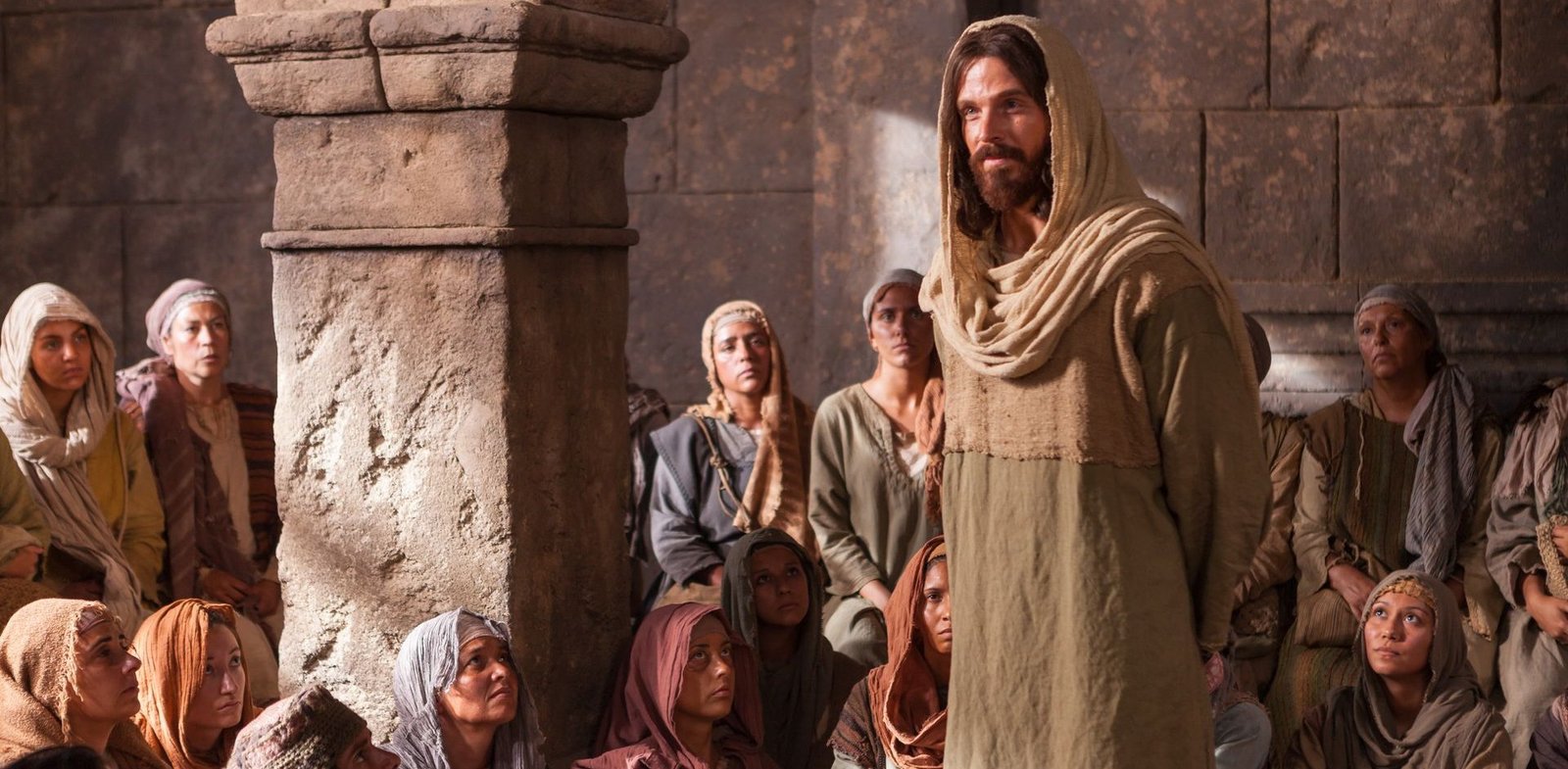 Jesus speaking to crowd; innerpointmedia.com